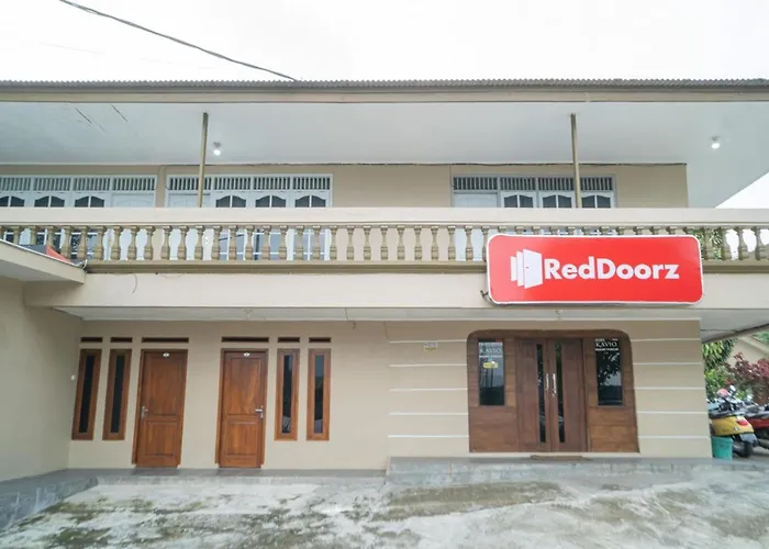 RedDoorz near Taman Safari 2 Hotel Bogor